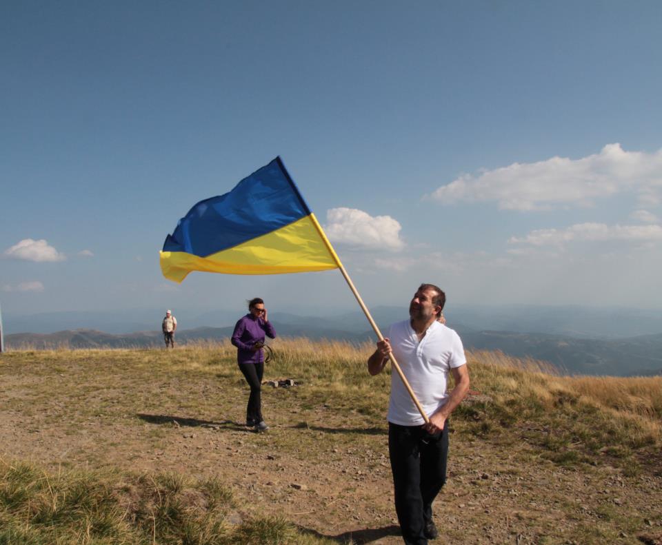 Балога підняв прапор України на найвищій горі масиву Полонина Боржава (ФОТО)