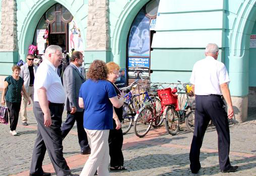 Американський посол гуляв Мукачевом, куштував вино, приміряв капелюхи і тер ґудзик Сажотруса (ФОТО)