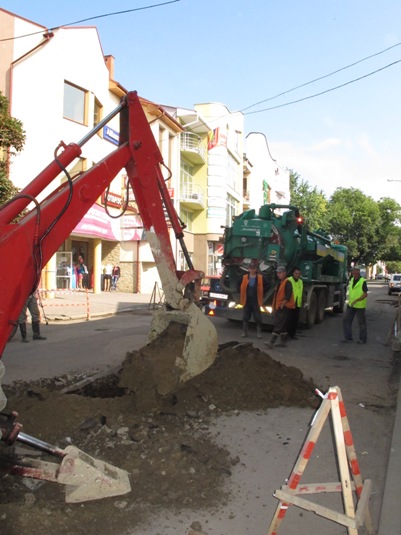 Швабську в Ужгороді нарешті розпочали ремонтувати
