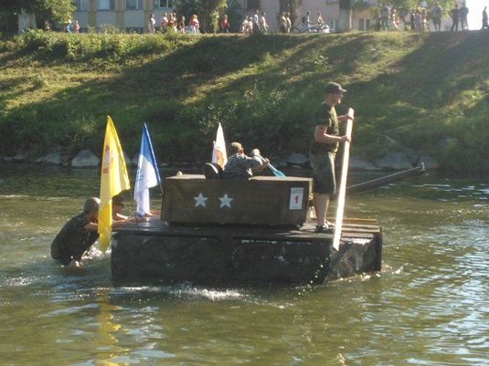 Ужем пропливли веселі «кораблі» «Ужгородської регати» (ФОТО, ВІДЕО)