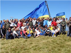 Іршавські та міжгірські чиновники підняли Державний прапор на полонині Кук (ФОТО)