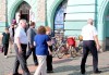 Американський посол гуляв Мукачевом, куштував вино, приміряв капелюхи і тер ґудзик Сажотруса (ФОТО)
