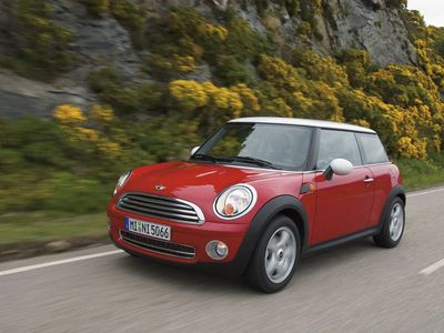 На Закарпатті митники вилучили у вірменина «Mini Cooper» через підроблені документи