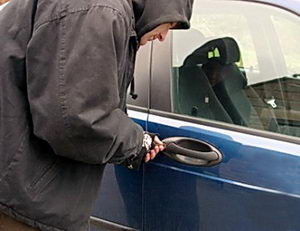 На Закарпатті з автівки росіян вкрали 5 тисяч доларів, 3 тисячі гривень та 60 тисяч російських рублів 