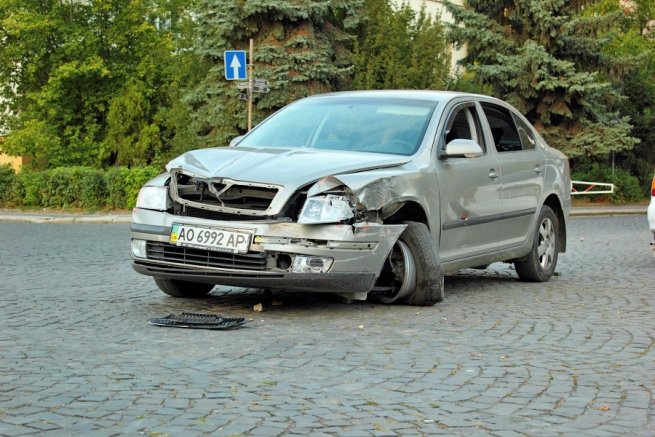 У центрі Ужгорода "Шкода" на швидкості знесла закритий шлагбаум (ФОТО)