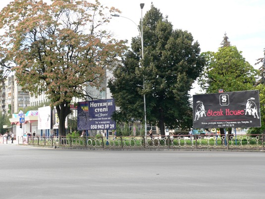 В Ужгороді виконком продовжив практику "бізнесово-політичного" підходу до розміщення реклами (ОНОВЛЕНО)