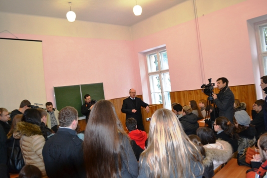 Ректор УжНУ замість об’єднання вишів хоче приєднання