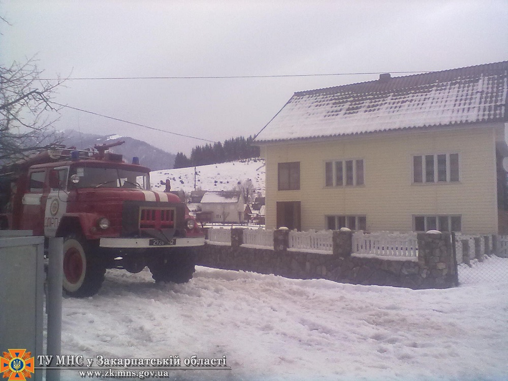 У Колочаві в пожежі ледь не згоріли чоловік з жінкою (ФОТО)