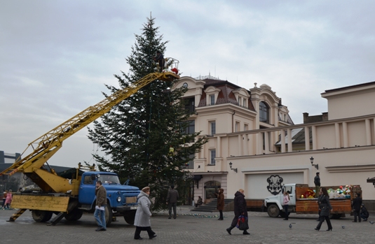 ФОТОФАКТ. Головну ялинку Ужгорода "розібрали"