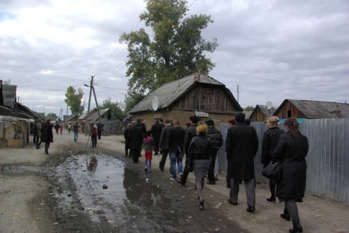 Члени комітету Верховної Ради побували в циганському таборі Берегова (ФОТО)