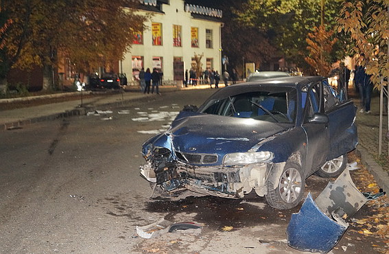 В Іршаві АУДІ А-6 врізалася в припарковані на узбіччі авто з міліціонерами (ФОТО)