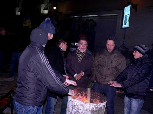 Студмістечко ЄвроМайдану в Ужгороді вже без музики, але з фільмом (ФОТО) (ОНЛАЙН)