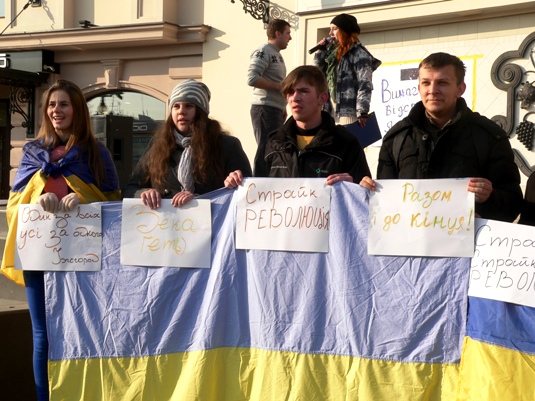 З хвилини на хвилину в Ужгороді - народне віче, вечірня програма Євромайдану: перегляд фільмів та лекція