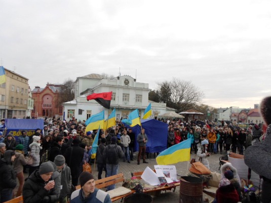 На Театральній в Ужгороді збирається люд, за кілька хвилин розпочнеться народне віче (ФОТО, ВІДЕО)