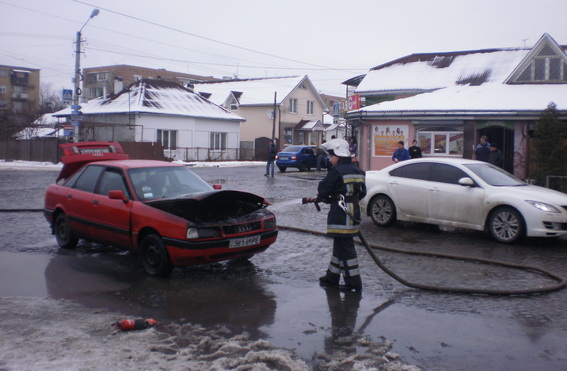 У Мукачеві на ходу загорілася "Ауді" з жінкою за кермом (ФОТО)