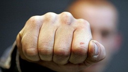 У Мукачеві хлопцеві проломили голову металевою трубою
