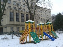 У сквері позаду ОДА встановили "благодійний" дитячий маданчик (ФОТО)