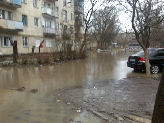 Мешканці багатоповерхівки в Берегові «заблоковані» водою (ФОТО, ВІДЕО)