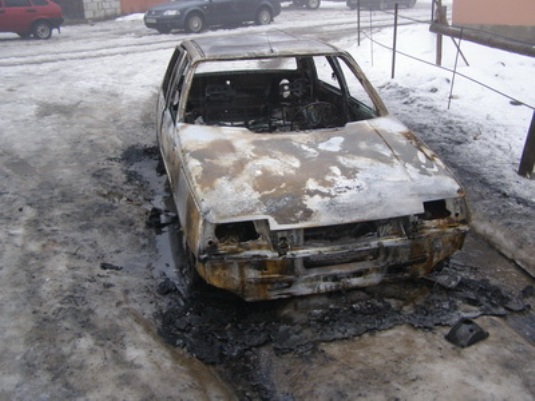 На Рахівщині вночі згорів автомобіль (ФОТО)