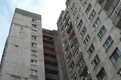 18-річному хлопцеві не дали викинутися з ужгородської 16-поверхівки