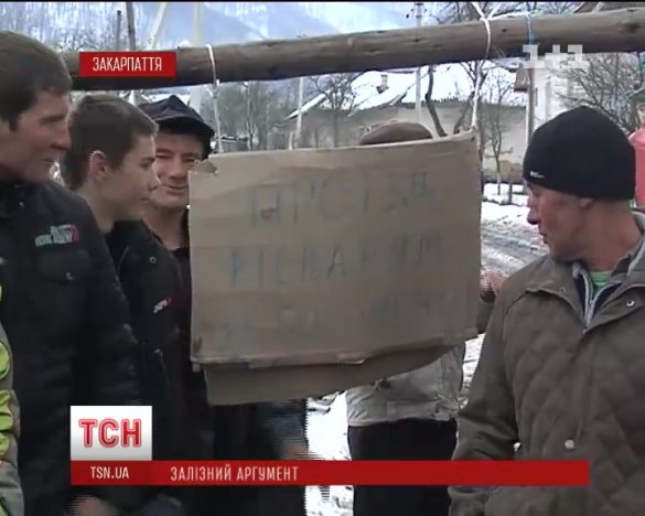 На Закарпатті селяни вже тиждень блокують роботу лісорубів (ВІДЕО)