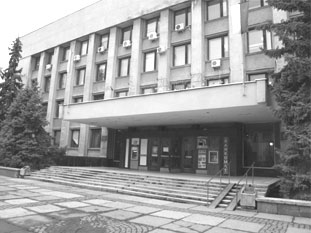 Дозволи на рекламу в Ужгороді виконком продовжив, але на ліхтарях і «маленьку» (ВІДЕО)
