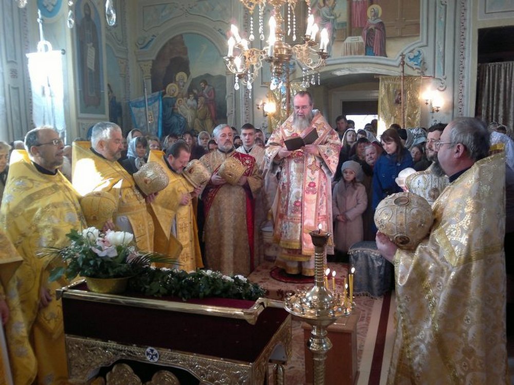 У Нижньому Солотвині освятили новий розпис церкви