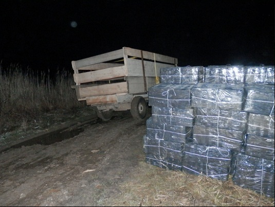 Закарпатець вночі намагався на возі провезти в Угорщину 90 ящиків сигарет (ФОТО)