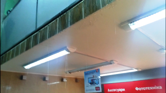 Через захоплення «Корони» в Ужгороді пам’ятка і магазин у будівлі потерпають від потопу