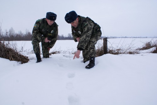 На Закарпатті прикордонники виявили сигарети, гумовий човен і контрабандиста