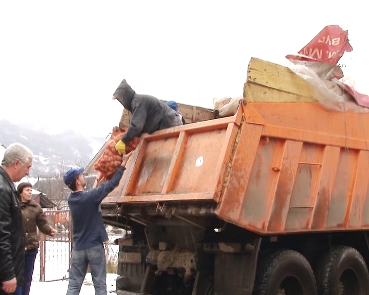 У дитсадки Тячівщини та Рахівщини завезли "депутатську" картоплю (ФОТО)