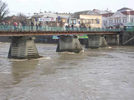В Ужгороді вода Ужа вийде на заплаву