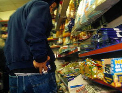 У Мукачеві "продуктових" злодіїв вночі через вікно побачила сусідка