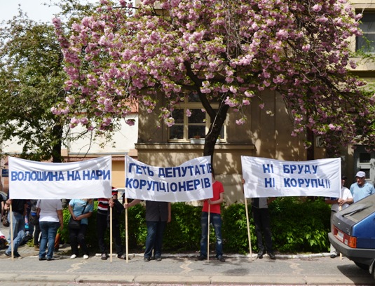 Під час розгляду апеляції І. Волошина в Ужгороді під апеляційним судом тривав пікет (ФОТО)