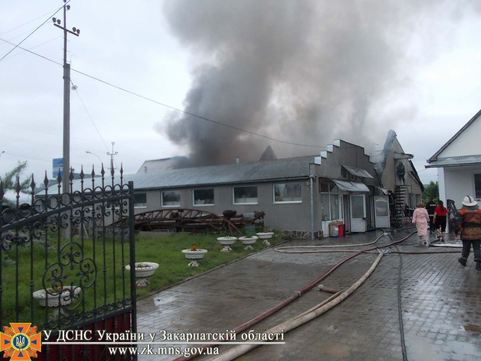 У приужгородських Баранинцях згорів склад з товаром (ФОТО)