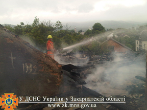 Дві квартири у Вишкові почали горіти з однієї кухні (ФОТО)