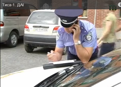 Після віртуального осоромлення закарпатські ДАІшники влаштували порушникам паркування показове покарання перед камерами (ВІДЕО)