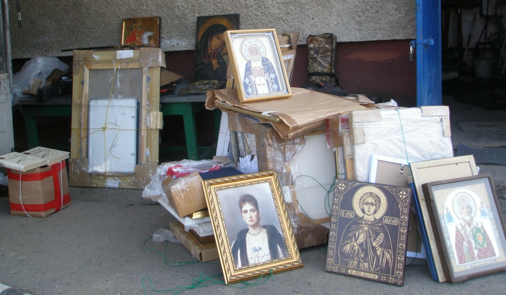 Чопські митники не дали росіянину вивезти за кордон зброю, історичні та культурні цінності (ФОТО)