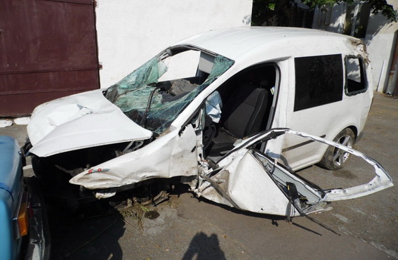Троє мукачівців після відпочинку в Дідові вилетіли на "Фольксвагені" у кювет (ФОТО)