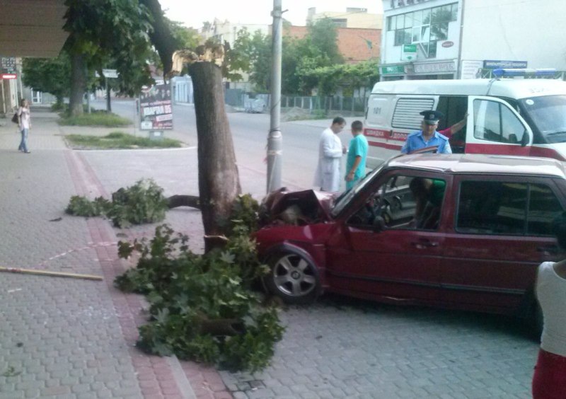 В Ужгороді на Швабській "Фольксваген" врізався в дерево (ФОТО)