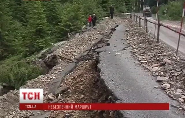 На Закарпатті туристично важлива дорога зірвалася у прірву (ВІДЕО)