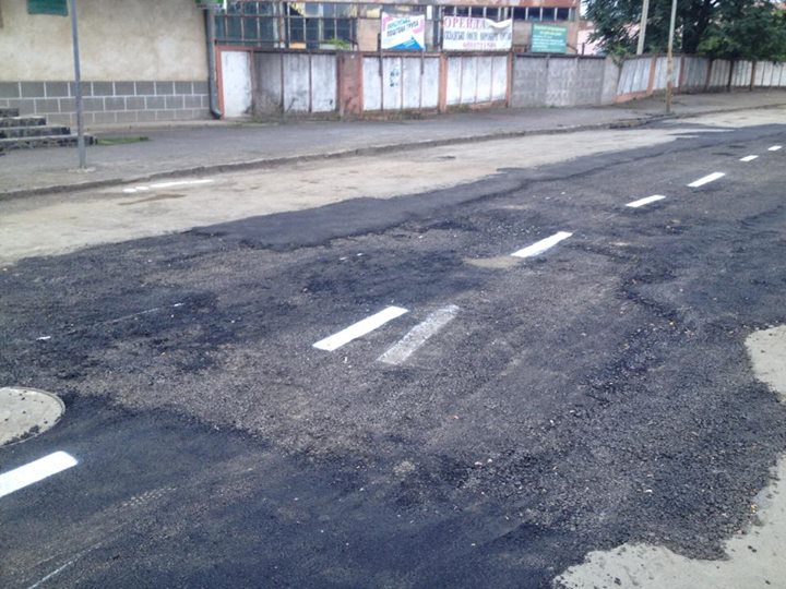 ФОТОФАКТ. На вулиці Шумній в Ужгороді розмітку нанесли по аби-як укладеному "асфальту"