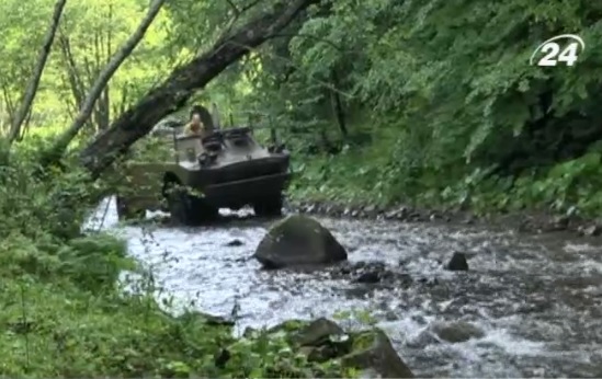 У Колочаві туристів возять на бойовій машині до колишніх схронів УПА (ВІДЕО)