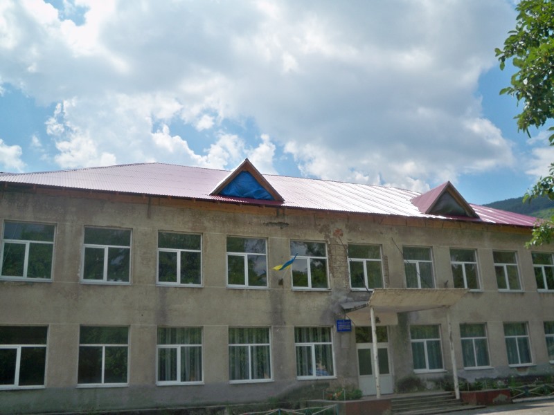 На Міжгірщині через халатність чиновників руйнується школа (ФОТО)