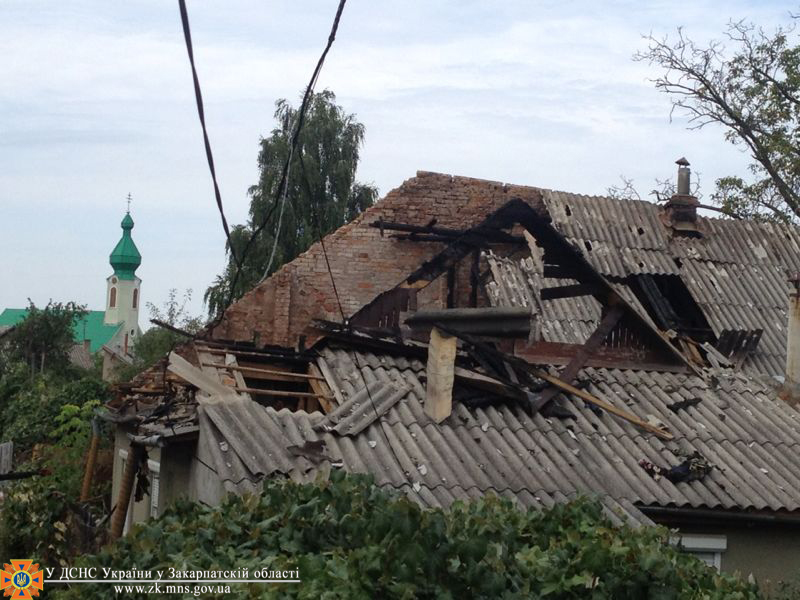 У Хусті пожежу в будинку помітили перехожі, а не люди, що в ньому знаходилися (ФОТО)