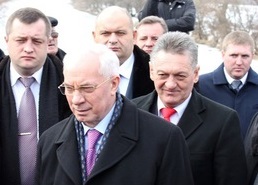 Уряд Азарова розділив закарпатські крихти з донецького столу на округи "регіоналів"