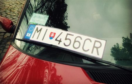 Бетонну огорожу в ПП "Ужгород" зняли, але Міндоходів попередило про відповідальність власників "словацьких" авто