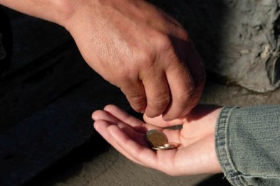 На Тернопільщині неповнолітня циганка з Закарпаття жебракувала у перуці