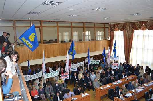 Мешканці "конфліктної" ділянки по Годинки-Достоєвського відстояли прибудинкову територію: сесія скасувала дозвіл на забудову (ВІДЕО)