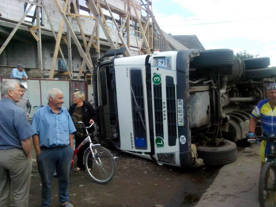 Фура, що вчора перекинулася в Тячеві, пошкодила два легковики